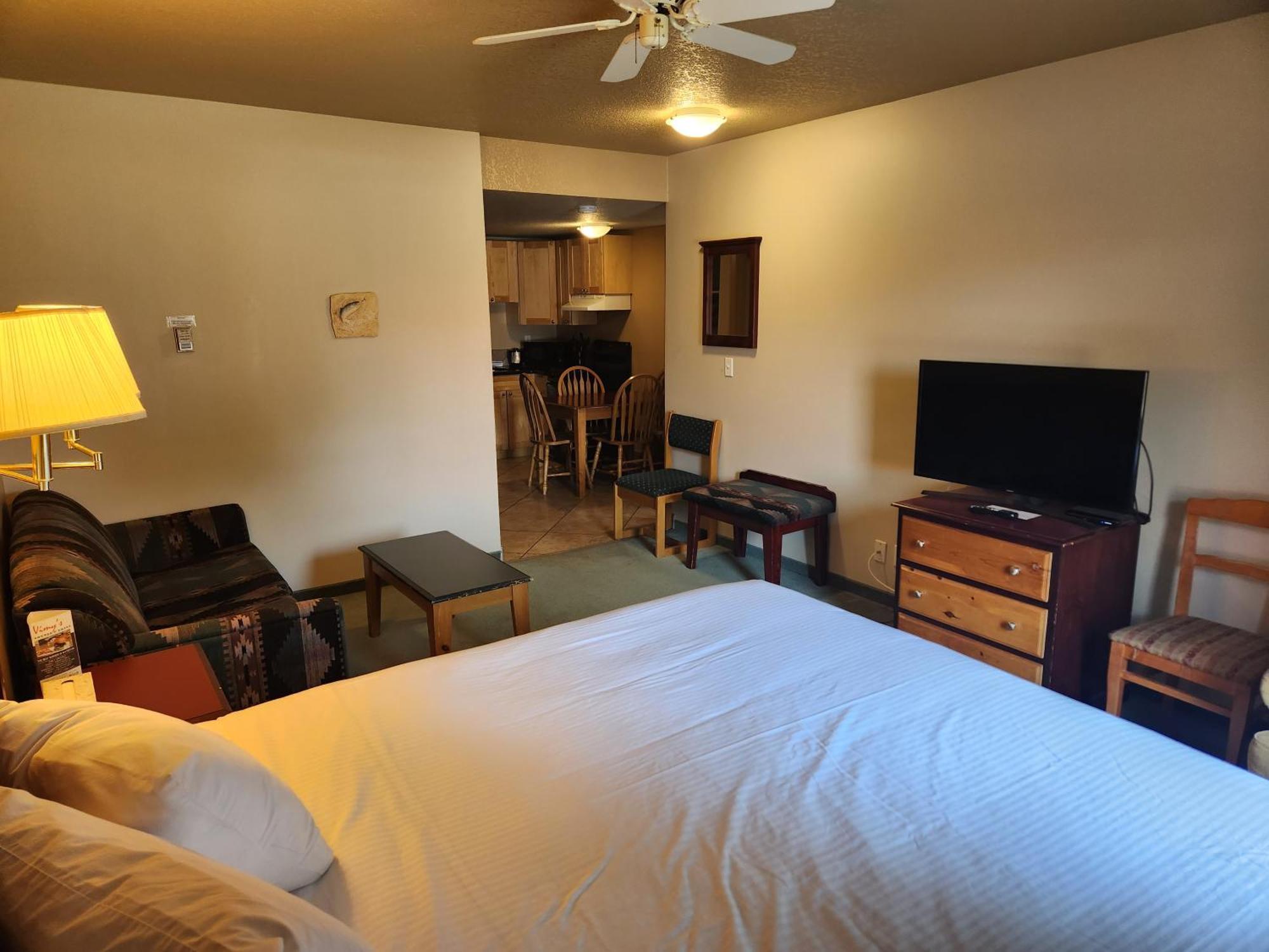 Waterton Lakes Lodge Resort Bagian luar foto