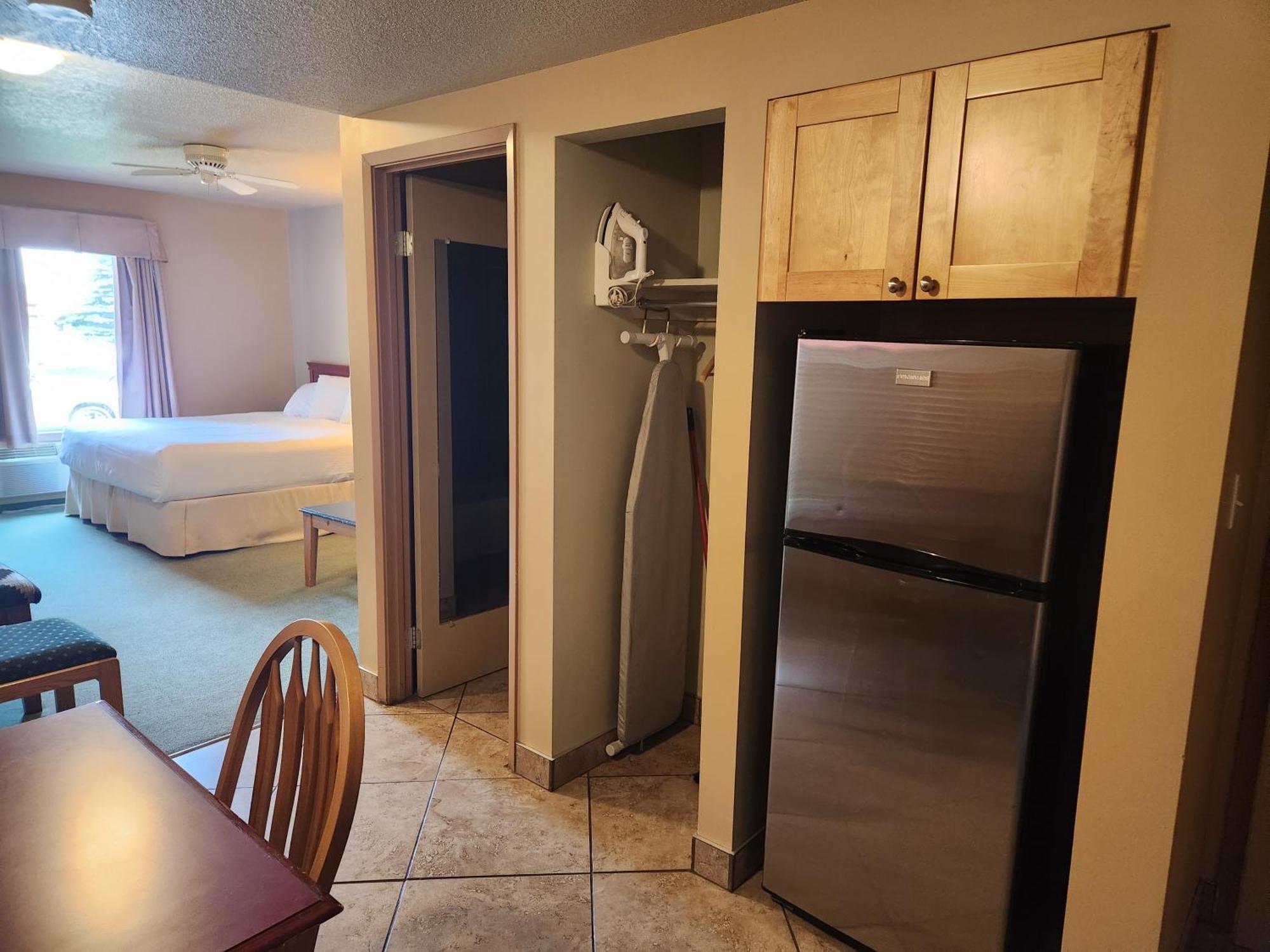 Waterton Lakes Lodge Resort Bagian luar foto
