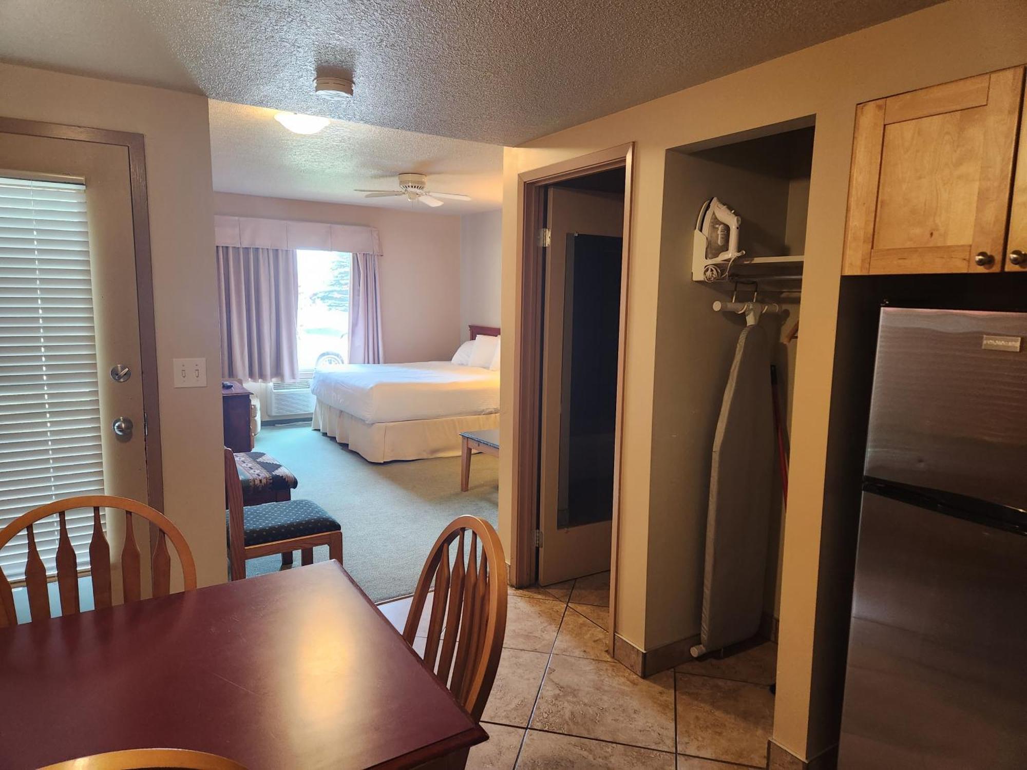 Waterton Lakes Lodge Resort Bagian luar foto