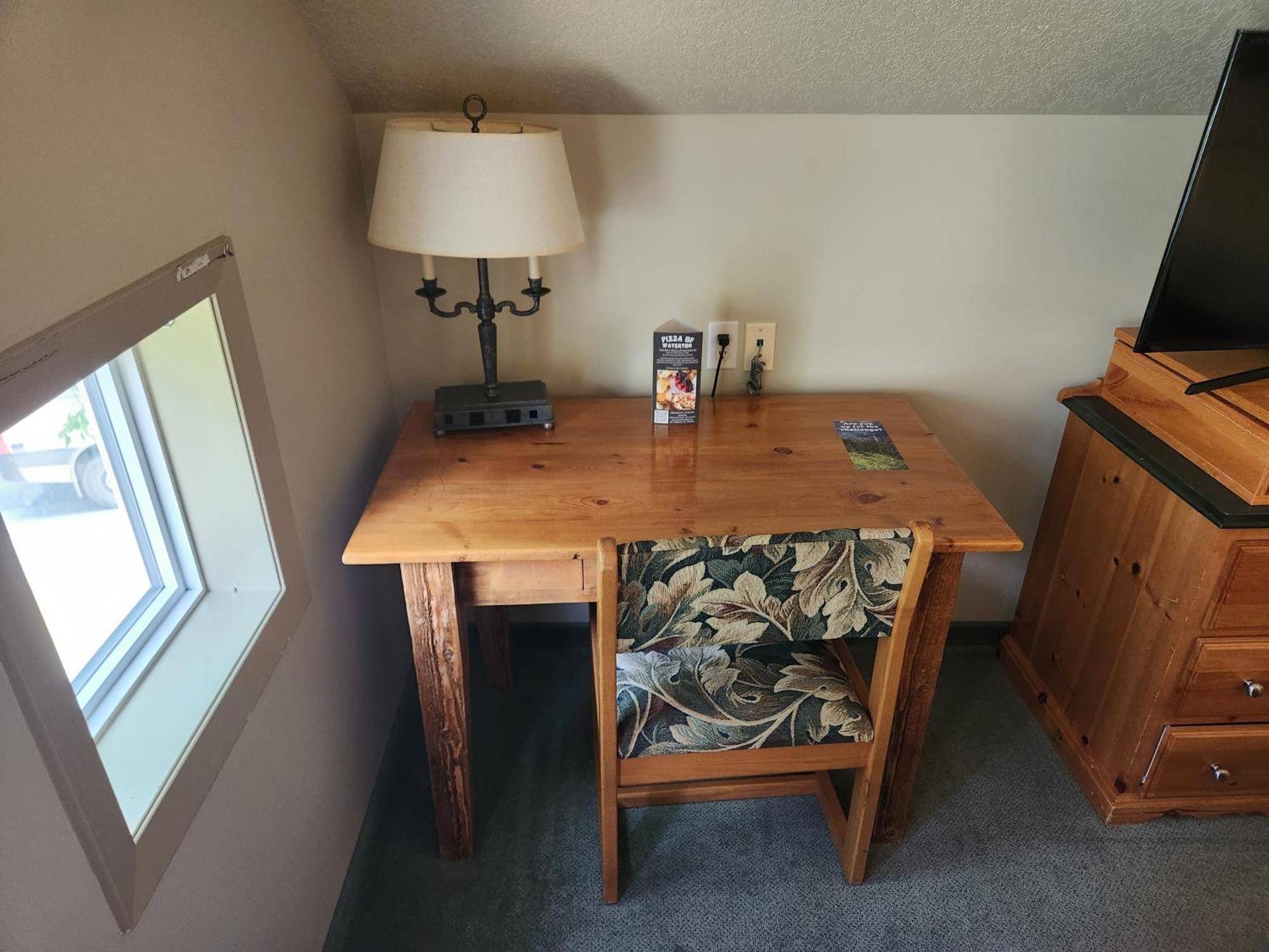 Waterton Lakes Lodge Resort Bagian luar foto