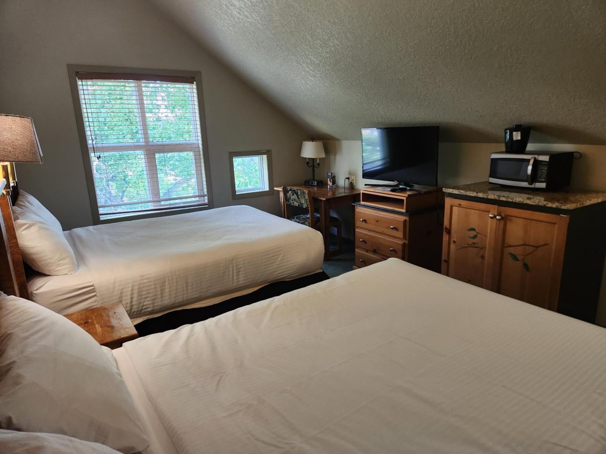 Waterton Lakes Lodge Resort Bagian luar foto