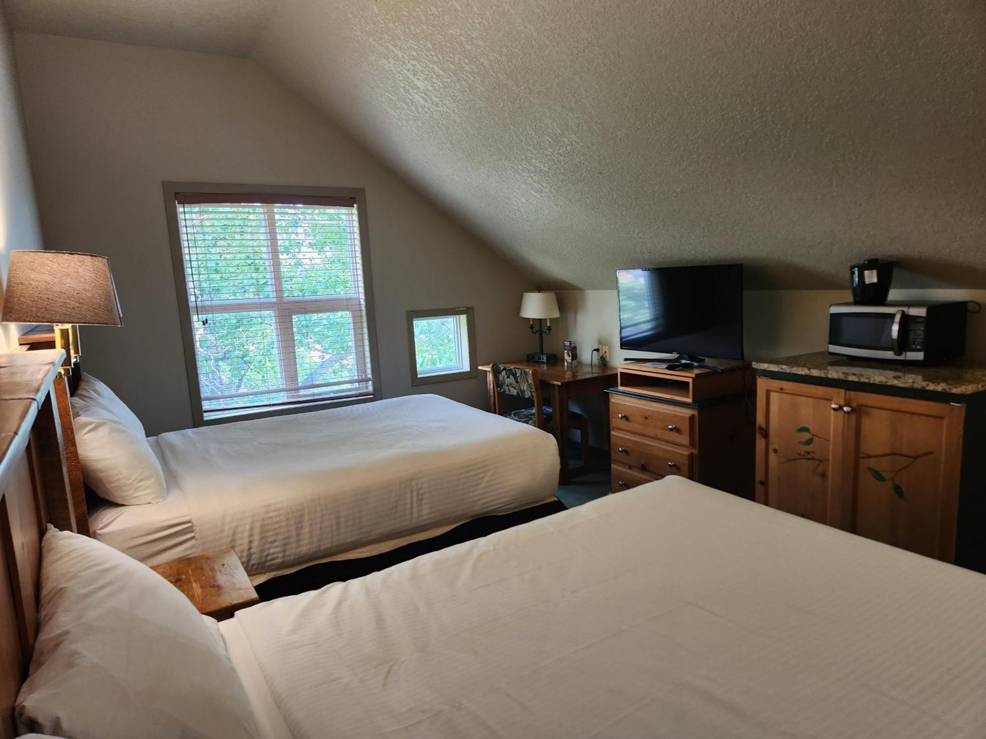Waterton Lakes Lodge Resort Bagian luar foto
