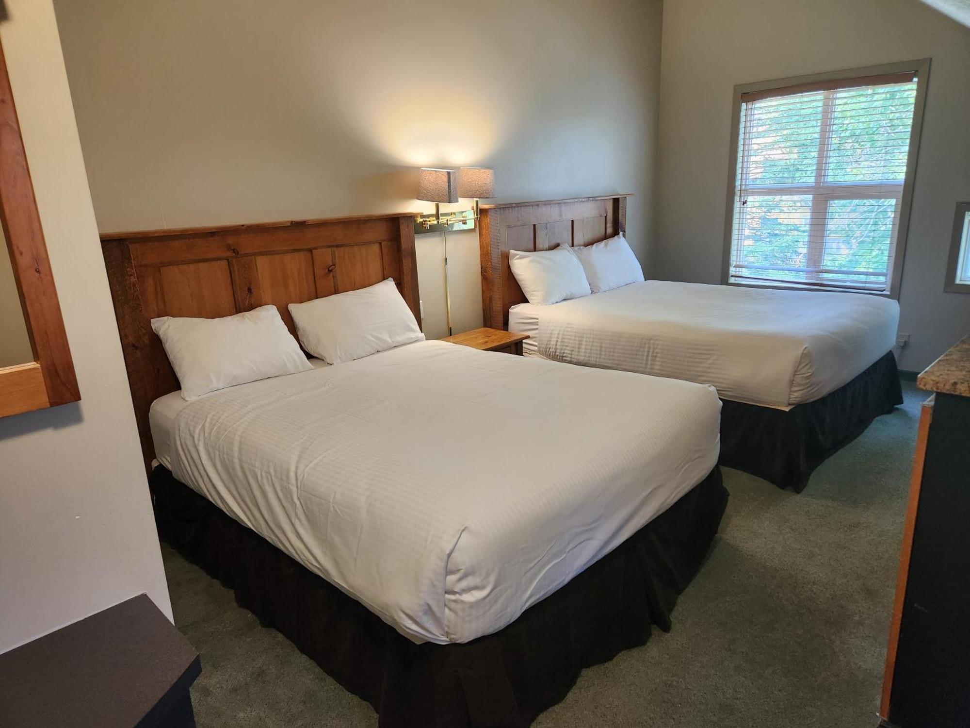 Waterton Lakes Lodge Resort Bagian luar foto