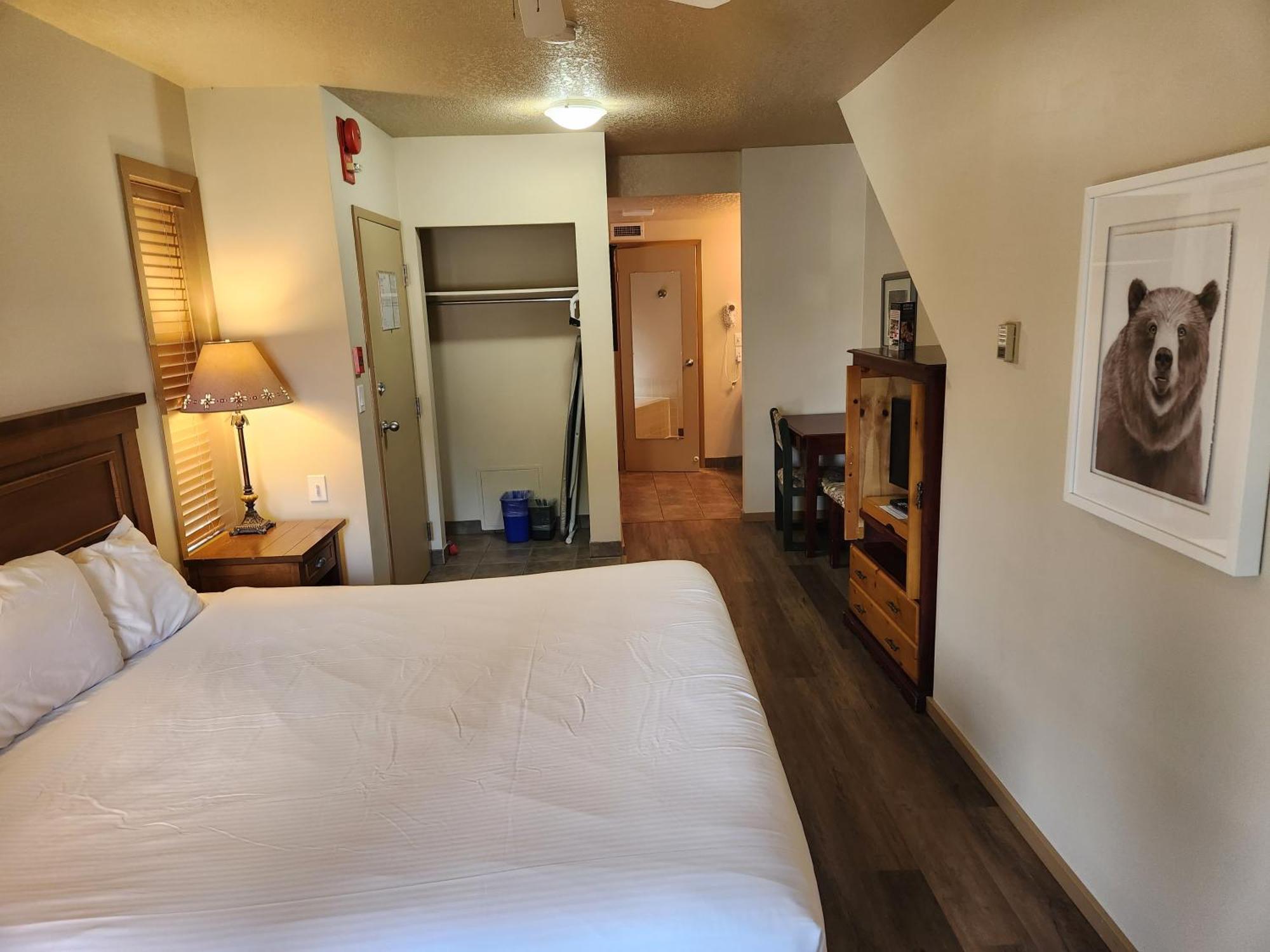 Waterton Lakes Lodge Resort Bagian luar foto