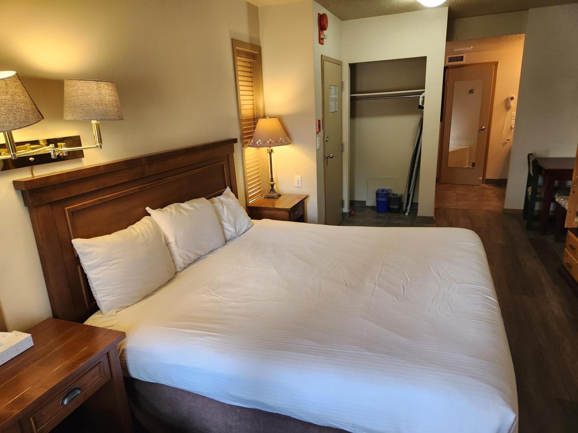 Waterton Lakes Lodge Resort Bagian luar foto