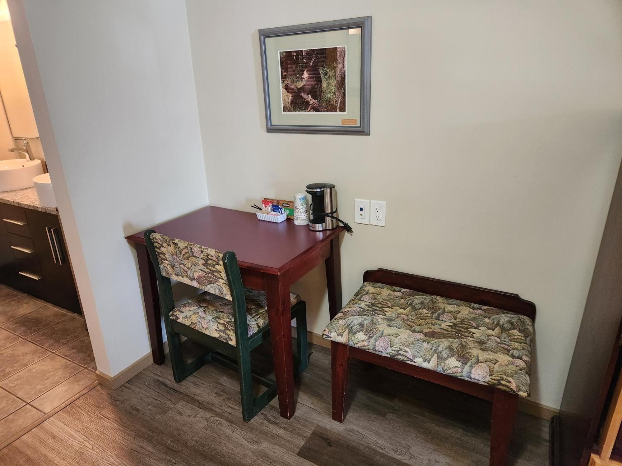 Waterton Lakes Lodge Resort Bagian luar foto