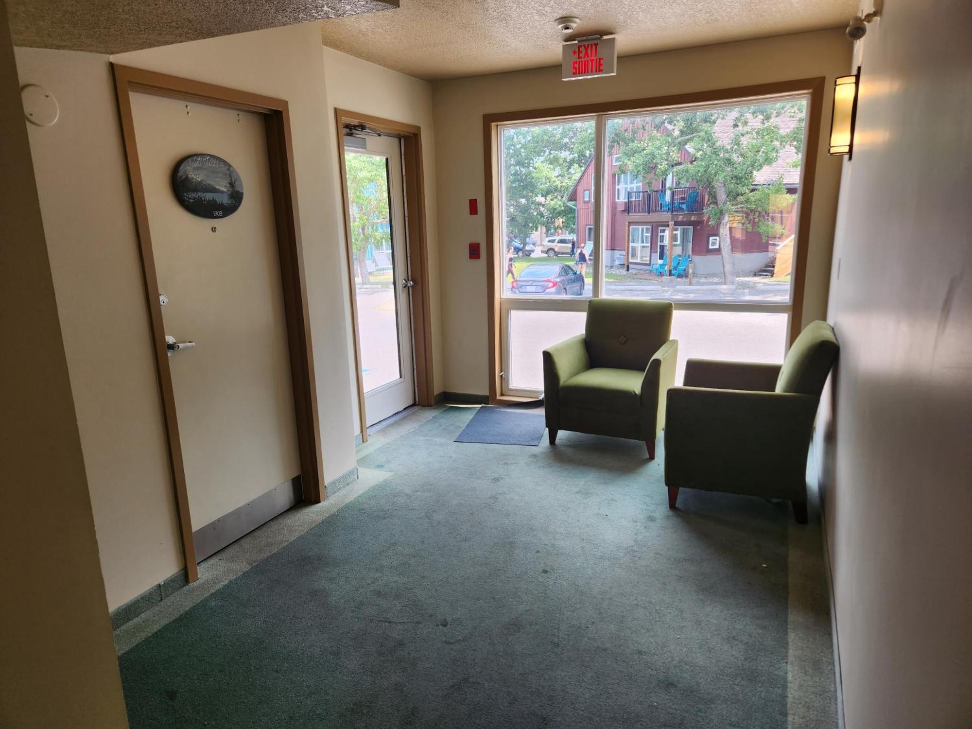 Waterton Lakes Lodge Resort Bagian luar foto