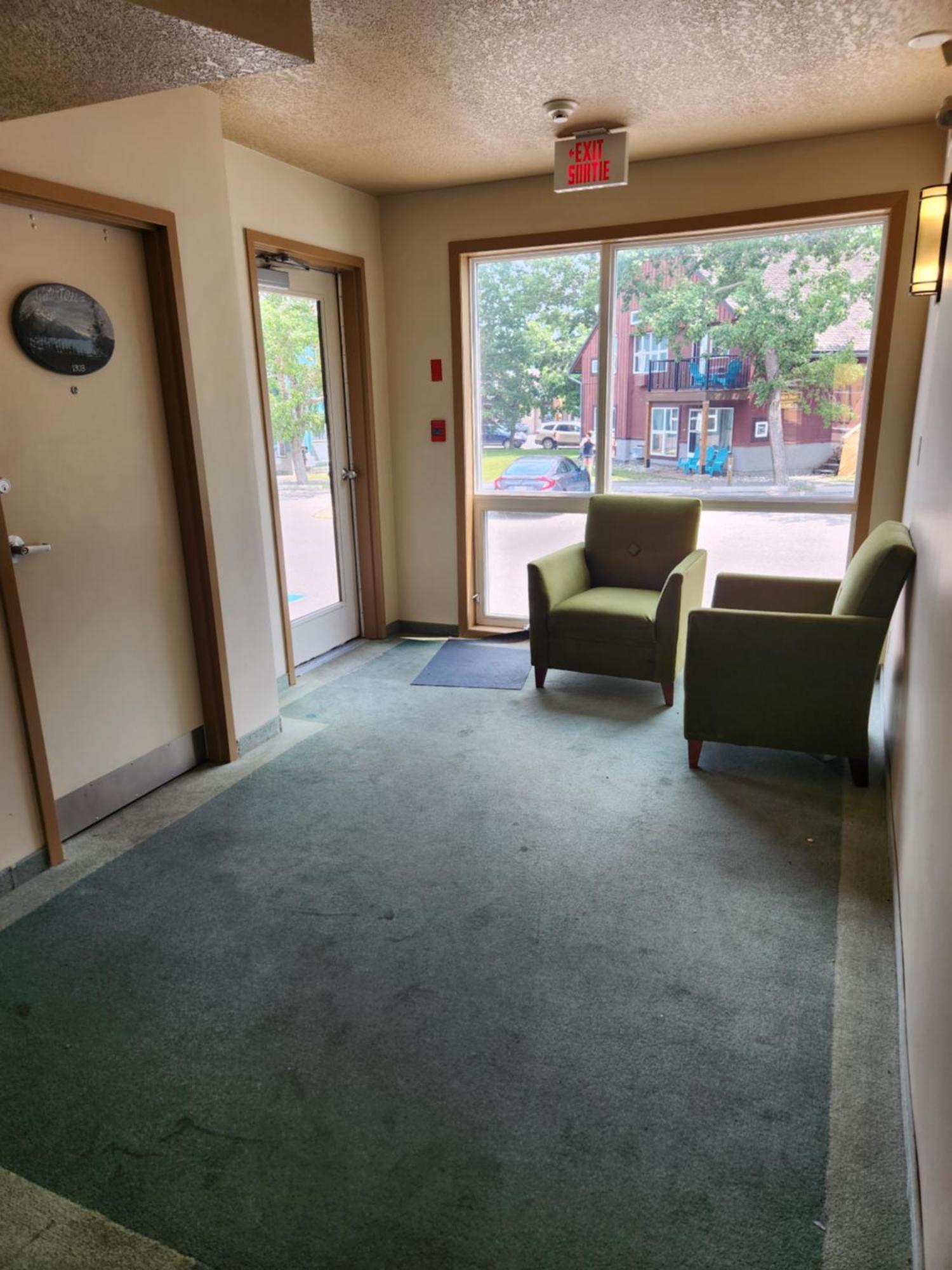 Waterton Lakes Lodge Resort Bagian luar foto