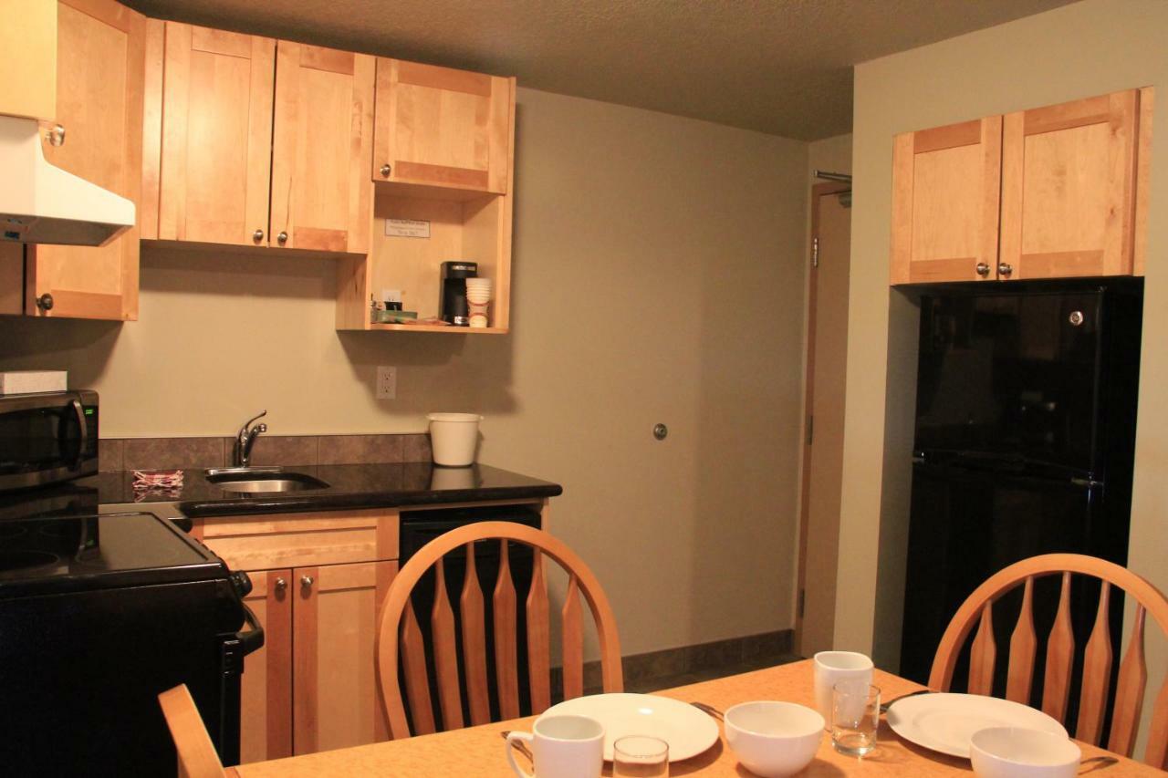 Waterton Lakes Lodge Resort Bagian luar foto