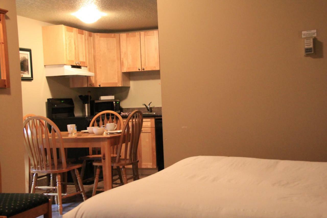 Waterton Lakes Lodge Resort Bagian luar foto