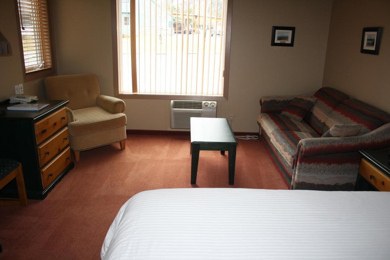 Waterton Lakes Lodge Resort Bagian luar foto