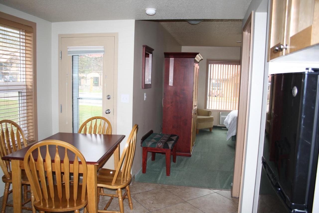 Waterton Lakes Lodge Resort Bagian luar foto
