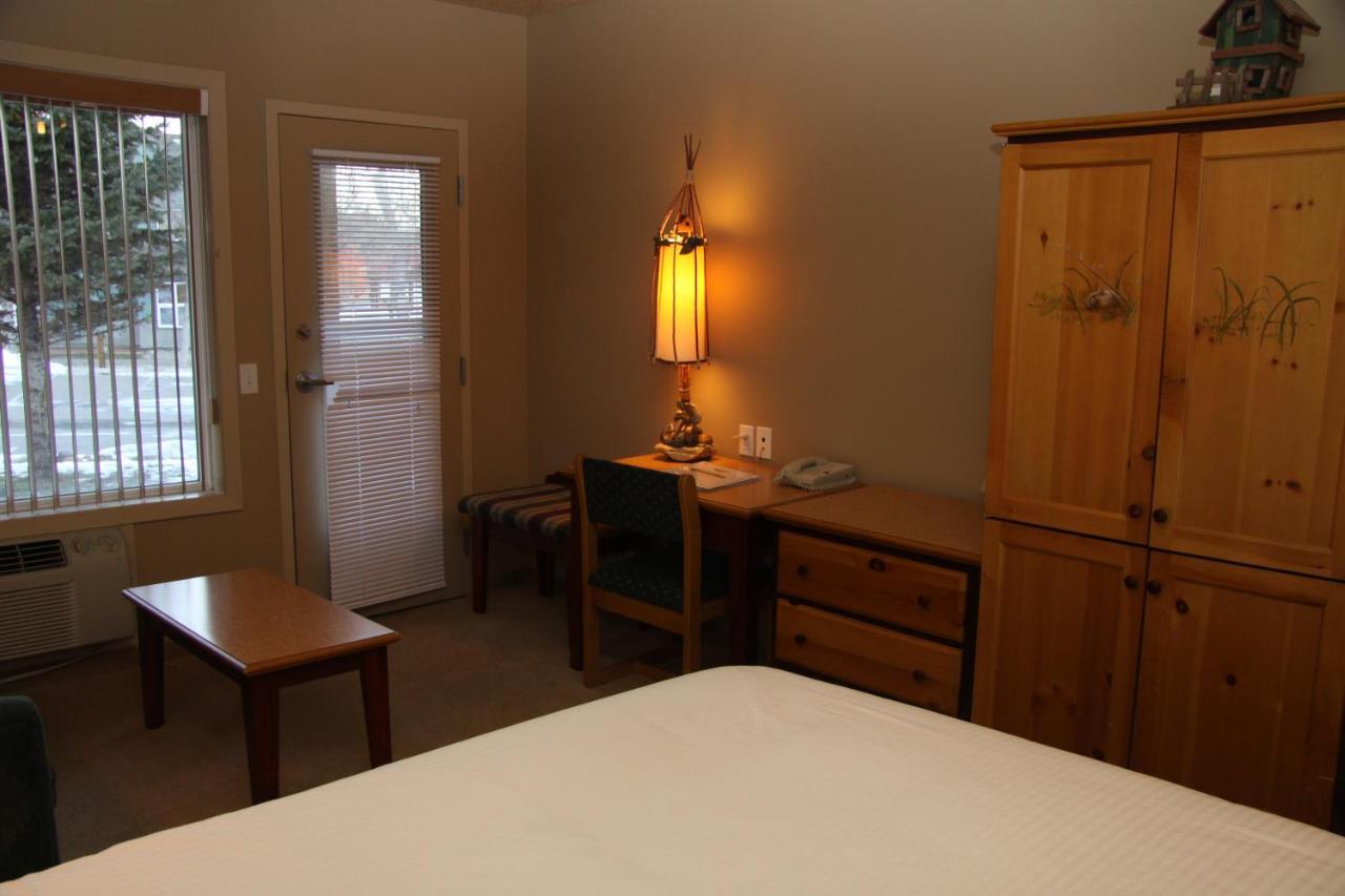 Waterton Lakes Lodge Resort Bagian luar foto