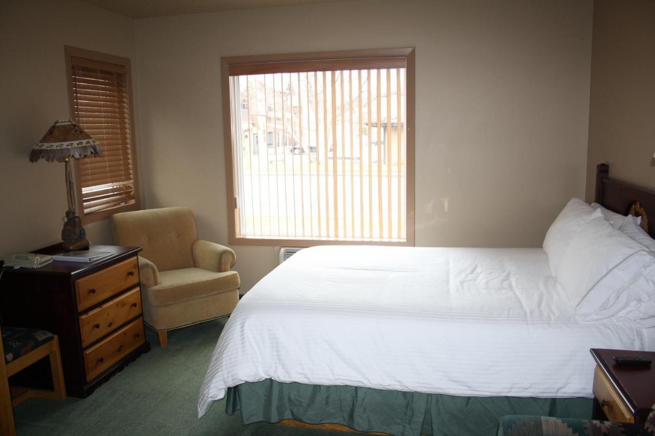 Waterton Lakes Lodge Resort Bagian luar foto