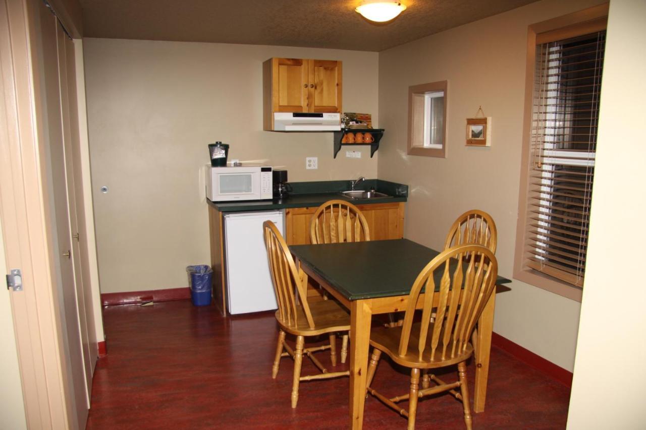 Waterton Lakes Lodge Resort Bagian luar foto