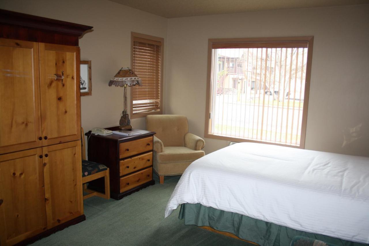 Waterton Lakes Lodge Resort Bagian luar foto